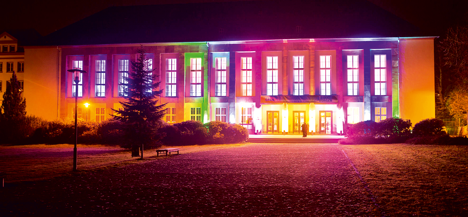 Das Kulturhaus Aue erstrahl in den Corportae-Design-Fraben