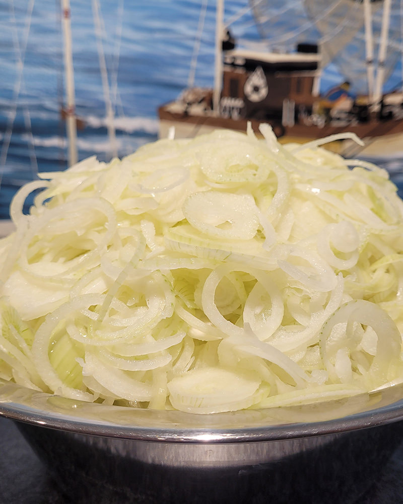 ein großer Berg Zwiebeln bereit zum karamellisieren