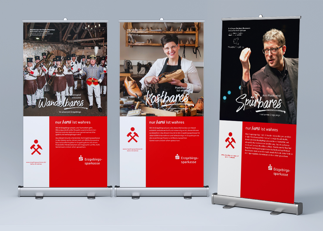 drei Rollup-Banner mit verschiedenen Kampagnen-Motiven