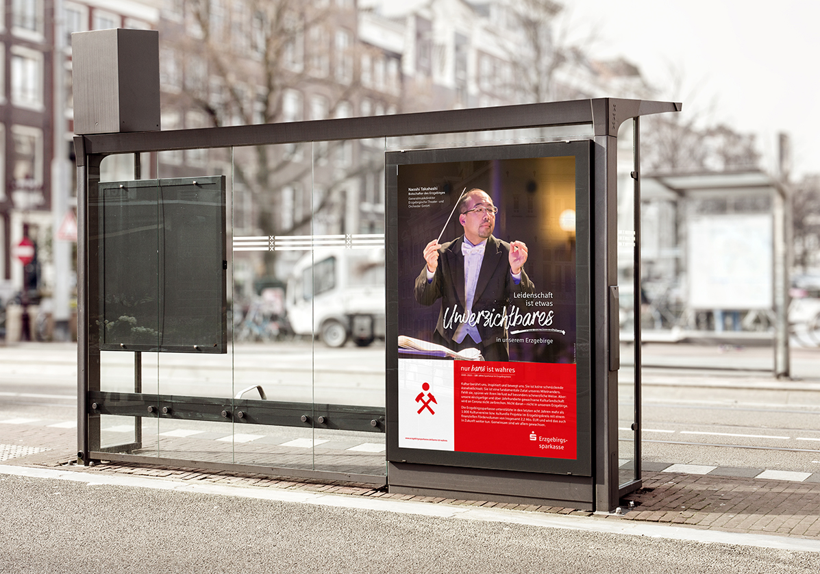 Bushaltestelle mit Großplakat von Naoshi Takahashi
