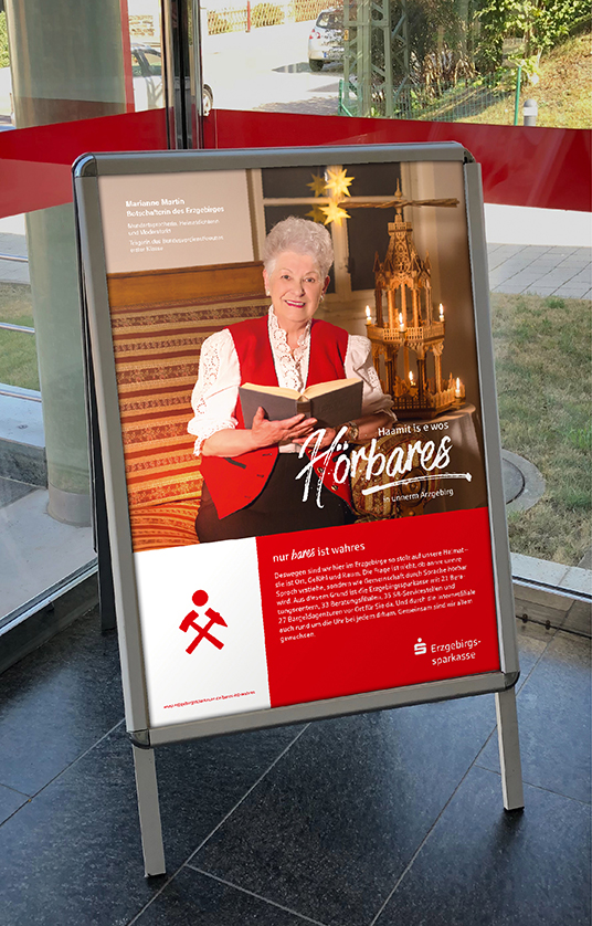 Aufsteller mit Marianne Martin in einer Filiale der Errgebirgssparkasse