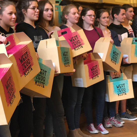 feierliche Übergabe der Wertzeugkisten an die Abiturienten